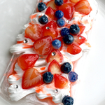 はみ出るホイップに いちごいっぱいスマホケース