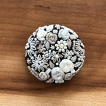 ビーズ刺繍くるみボタン（ヘアゴム/ブローチ）