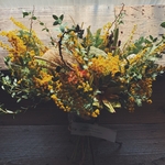ミモザとネイティブフラワーのドライブーケAg ラスティックウェディングWilliam Morris Blackthorn