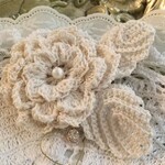 ナチュラルな薔薇のブローチ・ハート&ビジュー・レース編み
