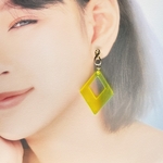 大ぶり　菱形　ネオンイエロー　ピアス