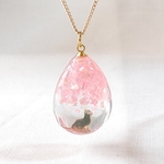 ＊春の新作＊桜の花びら舞い散る猫のたまご型ネックレス