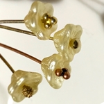 真珠みたいな、花。8個set8×5㎜クリームパール　ベルフラワー　チェコビーズ