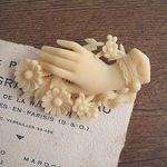 お花と手のカボッションブローチ