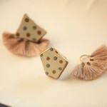 <HIZEN5> 2ways 唐津焼 陶片 x 金継ぎ イヤリング (白陶片ドット、ベージュタッセル)