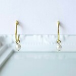 〈痛くない〉～フェイクピアス～ゴールドリング×小さなクリームホワイトパールビーズイヤリング・イヤークリップ(両耳用)(手で調節可能)  管理No.1679