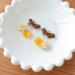 にゃんとかすみ草のさくらんぼ イヤリング＆ピアス  くすみイエロー
