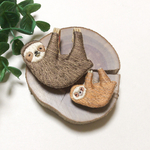【ohaohaohagiさま専用】ナマケモノ親子の手刺繍ブローチ
