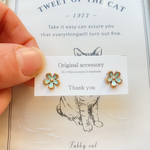薄みどりの花ピアス　樹脂ピアス