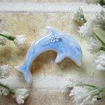 ◇3015 🌊ブルーマーブル　イルカのブローチ・中サイズ🐬🌼 
