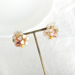 ホワイトの小花 と ピンク の ガラス  [ピアス / イヤリング【サージカルステンレス316L】]