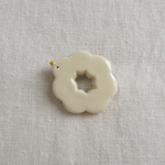 とりドーナツ 陶ブローチ :: white