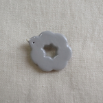 とりドーナツ 陶ブローチ :: gray