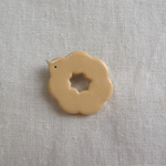 とりドーナツ 陶ブローチ :: cream