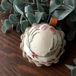 手刺繍と編みかごの針山さん