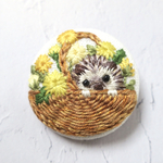 【たんぽぽとハリネズミの花かご】リネン刺繍のブローチ