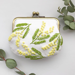ミモザの刺繍がま口（ホワイト）