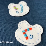 カラフル手刺繍お名前フェルトワッペン2枚   お顔付き♪白色