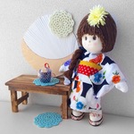 doll-004_手作り人形／浴衣姿の女の子（紺地、花柄）