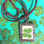 天然のクローバーをペンダントに