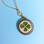 天然のクローバーをストラップに1