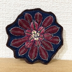 サンシモンバイオレットの刺繍ブローチ