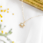 オパール　フラワーの14kgf華奢ネックレス　ゴールド　ネックレス　大人可愛いネックレス　シンプルネックレス　上品ネックレス　オフィスネックレス