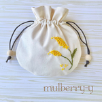 ミモザの刺繍のナチュラルな丸巾着