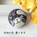 ネコの刺繍ブローチ じゃれる猫 お花 サバトラはちわれ 