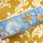 空からキラキラと落ちてくる雪の結晶_ピルケース
