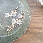 すずらんのウェーブピアス