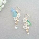 すずらんと緑色の蝶のピアス