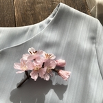 桜のコサージュ　小枝を胸に