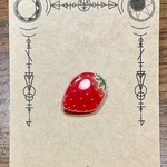イチゴのピンバッジ