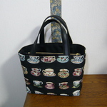 kum様オーダー品：フランスゴブラン生地　ティーカップ柄（黒ベース）の仕切りつきトート
