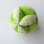 赤ちゃんの鈴入りキッキングボール(花柄×黄緑）