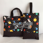 【elmo1929様オーダー品】小さめレッスンバッグ&スリムタイプの上履き入れセット　宇宙柄ブラック×黒のギンガムチェック　全長35cm