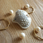 【再販】＼手刺繍で紡ぐ／　シンプルことりのブローチ　グレー