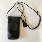 送料込み　レザー　スマホショルダーバック　タッセル付き　内側リバティスリーピングローズ