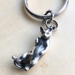 かわいく寝転がる猫のキーホルダー