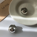シルバー　メタルボールピアス
