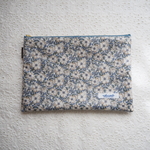 LIBERTY　May Morris　メイモリス　ブルーグレー系　B5サイズ　ポケット付きビニコのフラットポーチ　26×18センチ