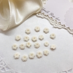 ホワイト　小さな花 小花 ネイル ミニ サイズ 樹脂 レジン素材 材料 イヤーカフ に 17
