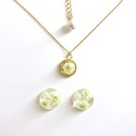 かすみ草とパールキャッチの水中花ピアス＋ネックレスセット