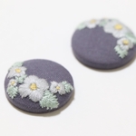 くるみボタン お花 刺繍 ピアス ◆ ライトグレー