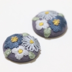 くるみボタン お花 刺繍 ピアス ◆ ブルー