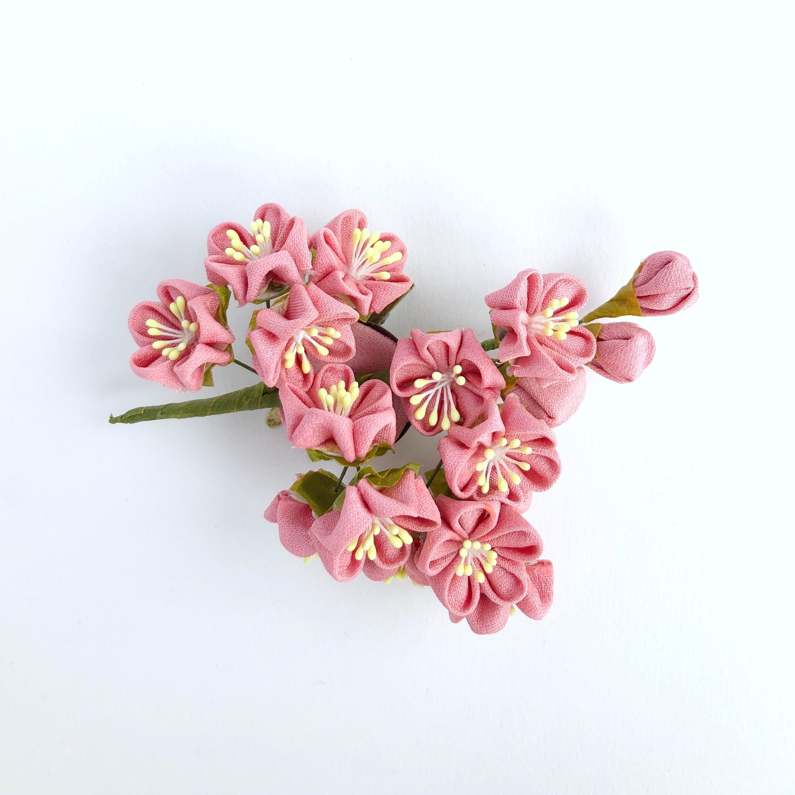 サーモンピンクの小花のクリップ兼コサージュ（つまみ細工）