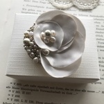 オーガンジー刺繍のシフォンパールブローチ 