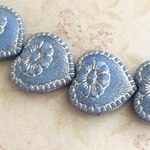 【18㍉ 4個】フラワーハート♡ milky blue & silver ♡チェコビーズ♡ブルー♡青♡花♡シルバー