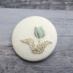 【孤高のチューリップ】刺繍ブローチ×ホワイト